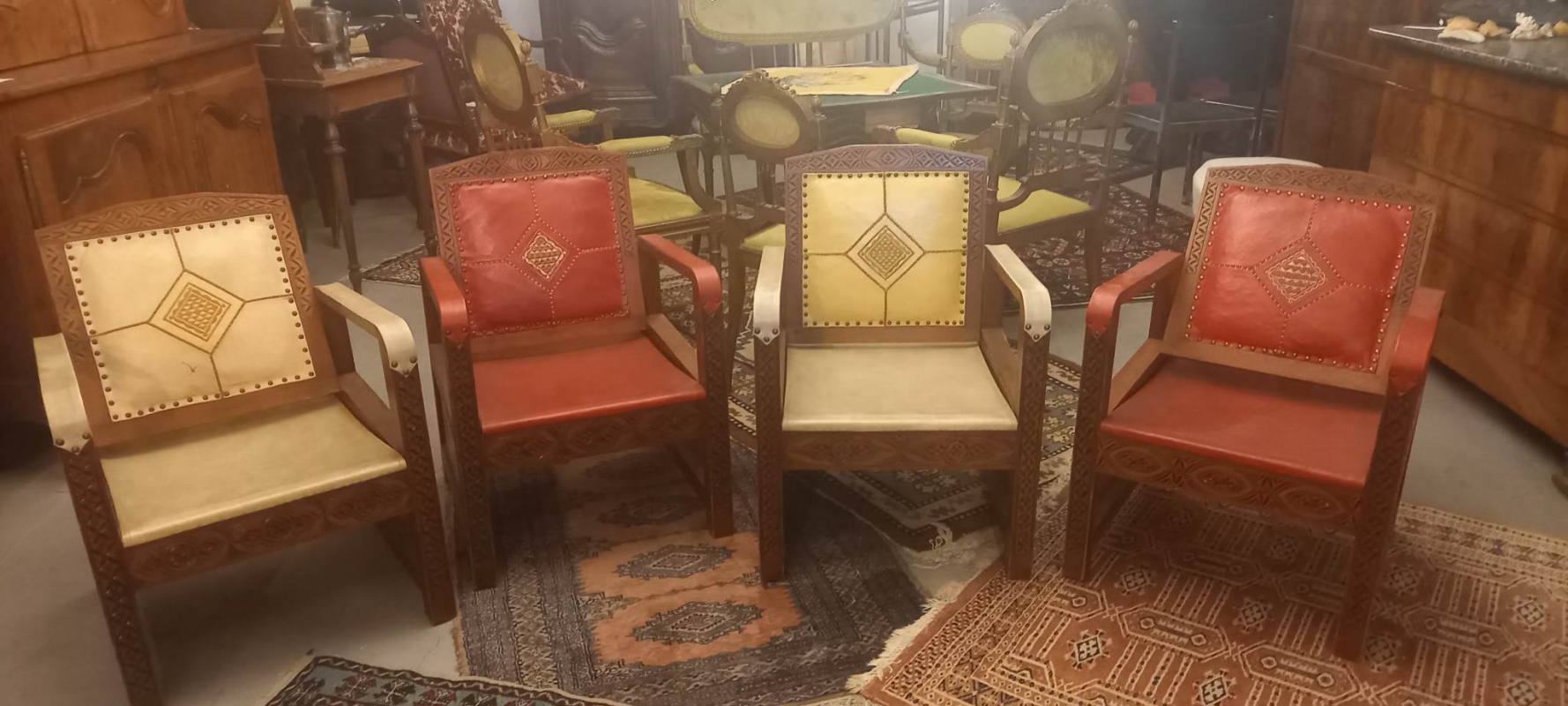 Deux paire de fauteuils de style Marocain