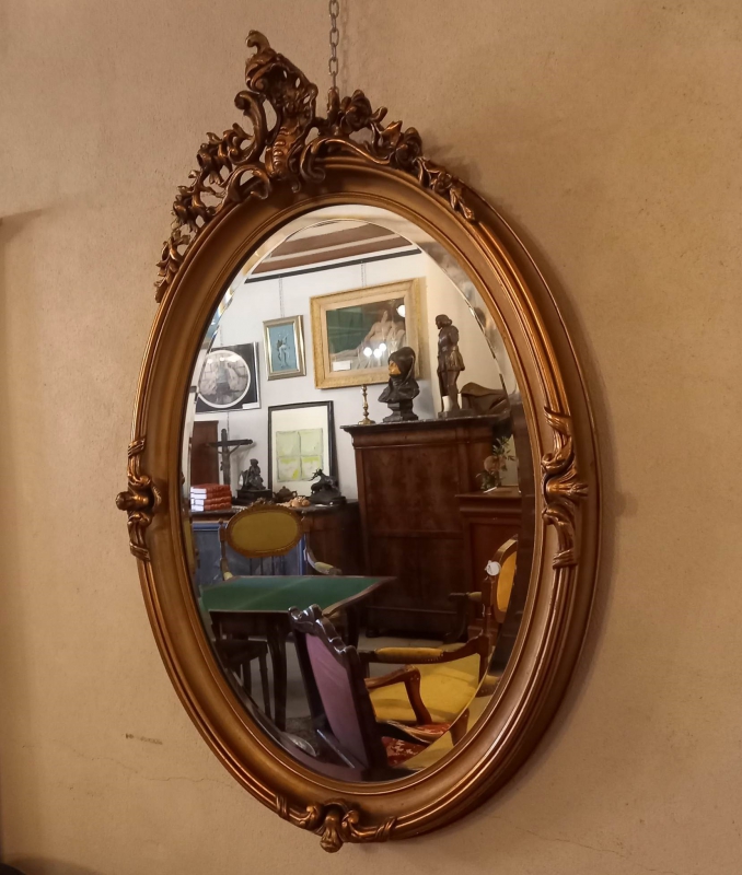 Miroir biseauté avec cadre ovale de style Rocaille