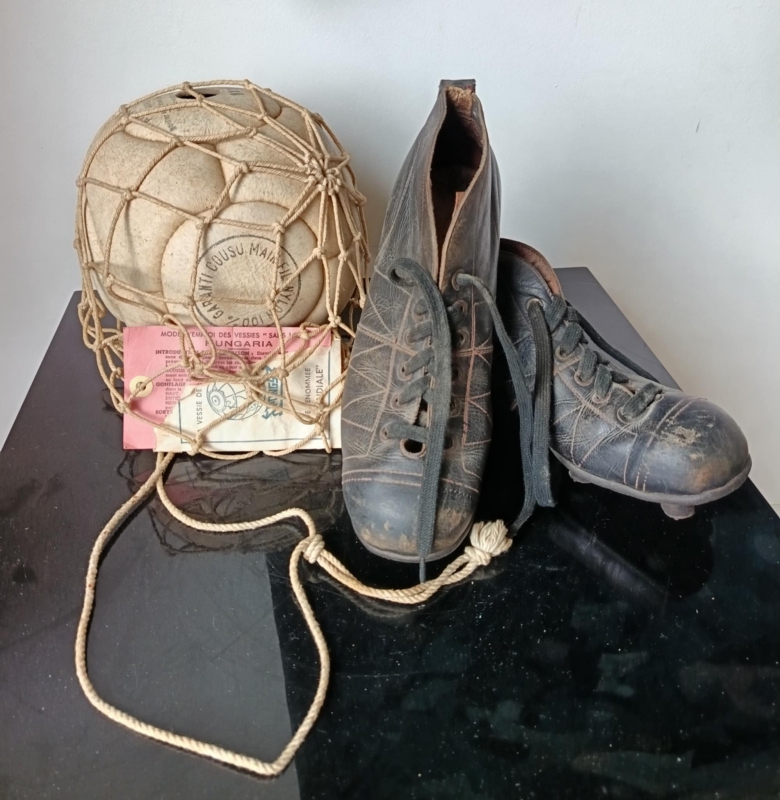 Football : Chaussures Anciennes et Ballon Cuir