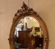 Miroir biseauté avec cadre ovale de style Rocaille